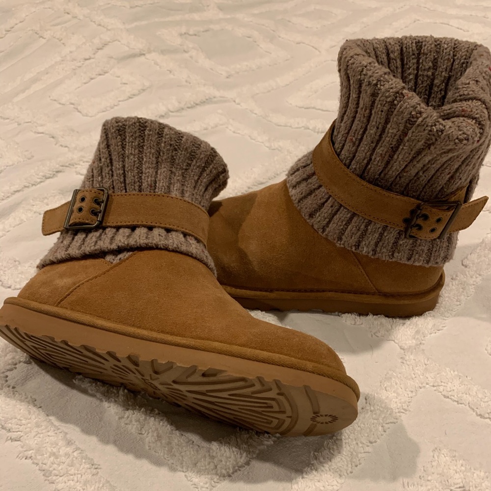 UGG boots, sweater top Cambridge size 8, like new